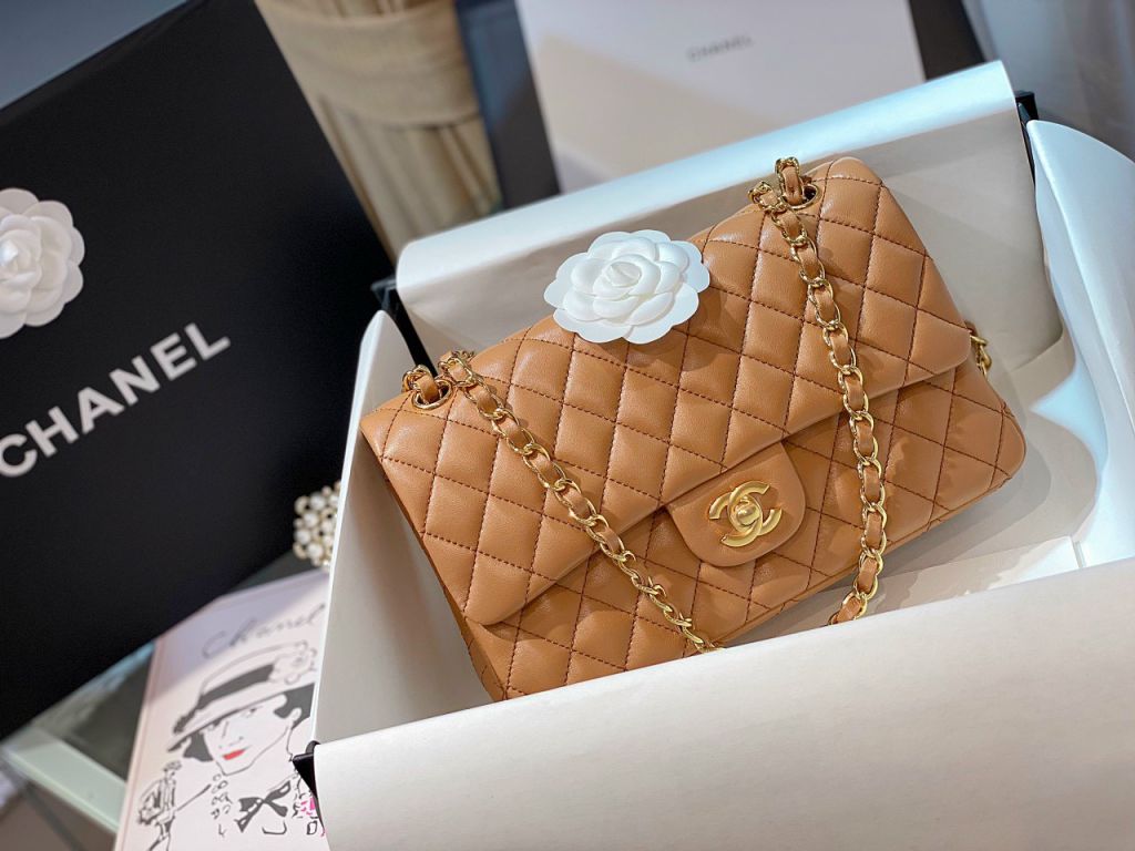 Túi xách Chanel bao nhiêu tiền? Cập nhật mới nhất năm 2021
