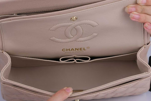 Chanel Classic Caviar: Chiếc túi nắp gập cổ điển