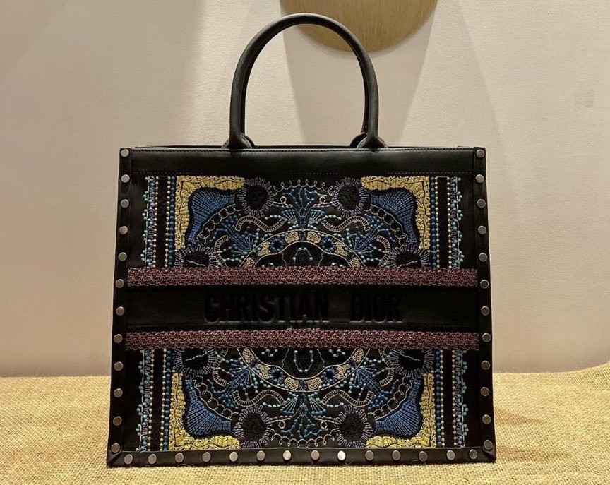 Túi xách Christian Dior Paris giá bao nhiêu mới nhất?