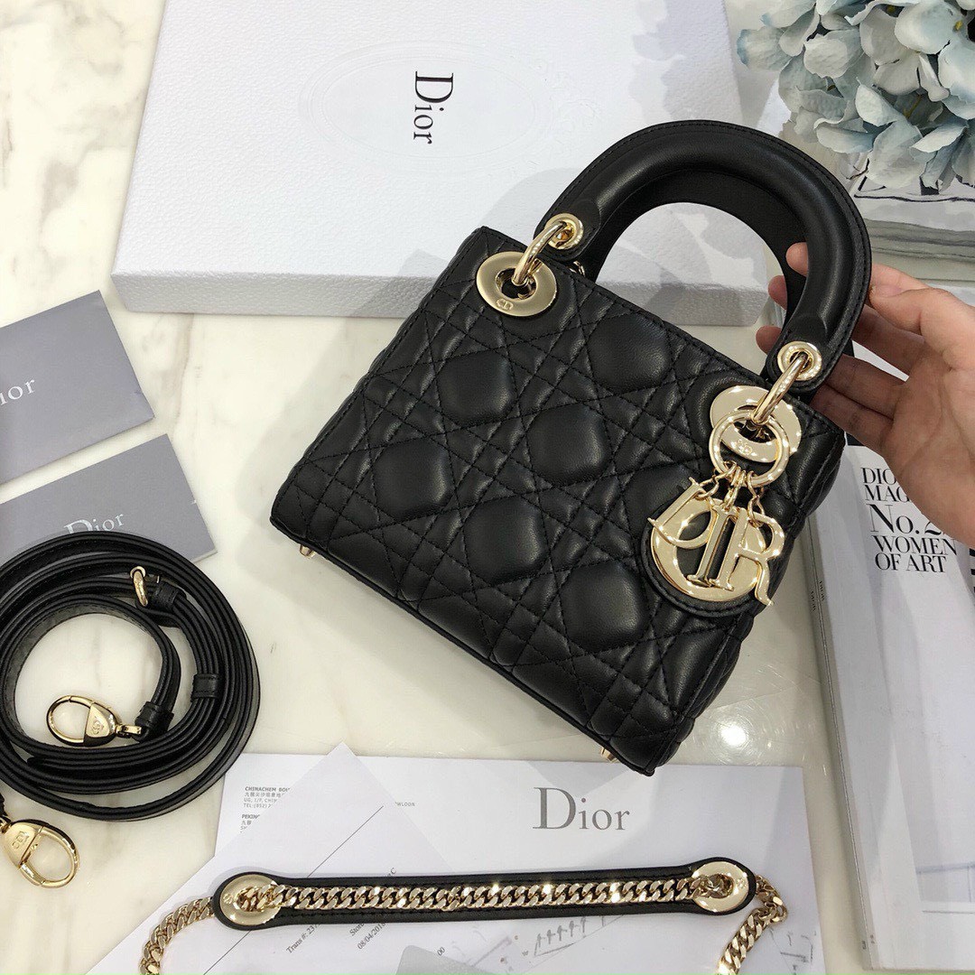 Túi xách Dior đen: Vẻ đẹp huyền bí cho quý cô sành điệu