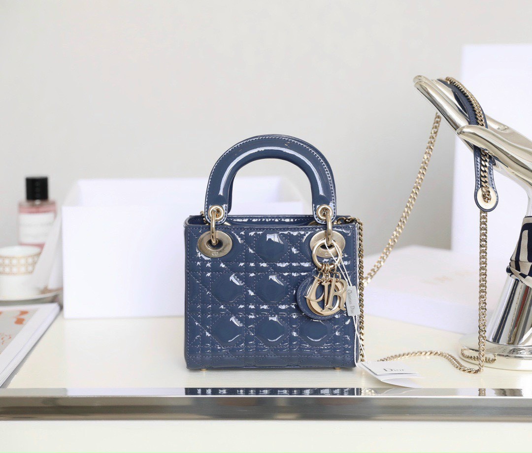 Túi Dior Mini: Vẻ đẹp hoàn hảo làm nao lòng phái đẹp