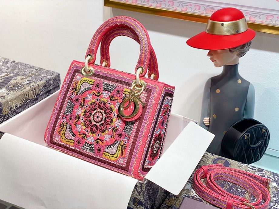 Cập nhật giá của túi Lady Dior mới nhất thị trường