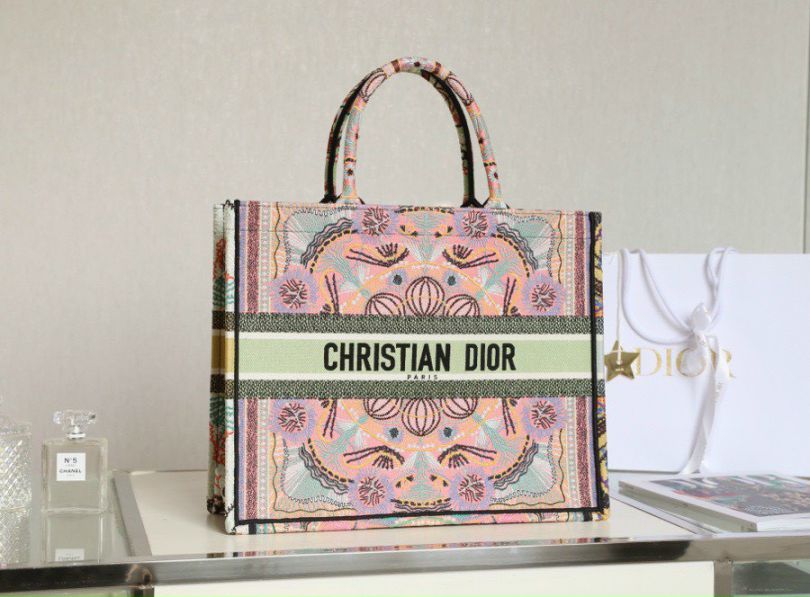 Điểm danh 3 kiểu túi Christian Dior chính hãng đáng đầu tư