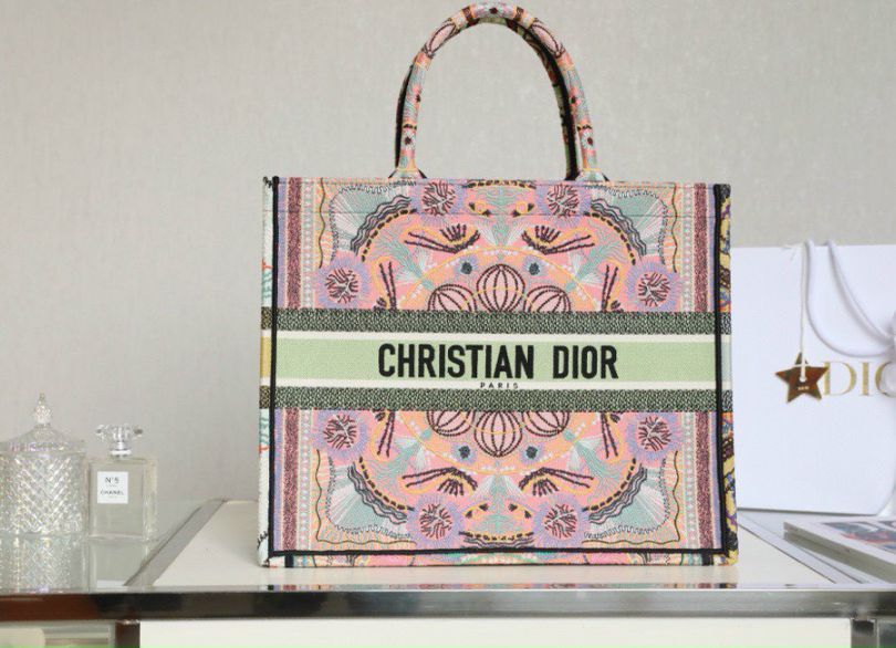 Điểm danh 3 mẫu túi Dior thổ cẩm khiến nàng ngất ngây