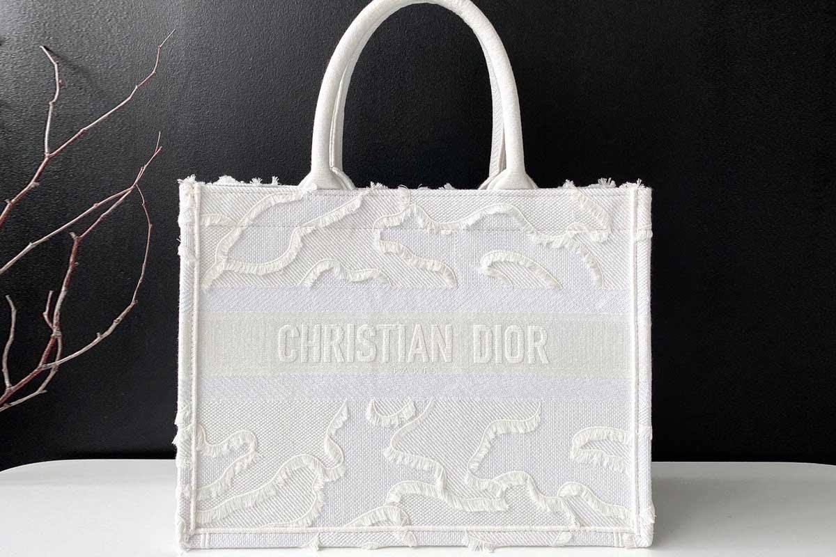 Túi Dior trắng: Vẻ đẹp tinh khôi làm nàng phải say mê