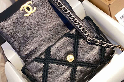 Chanel 19 Flap Bag Caro: Có đáng mua?