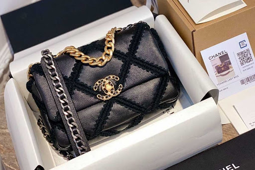 Chanel 19 Flap Bag Caro: Có đáng mua?