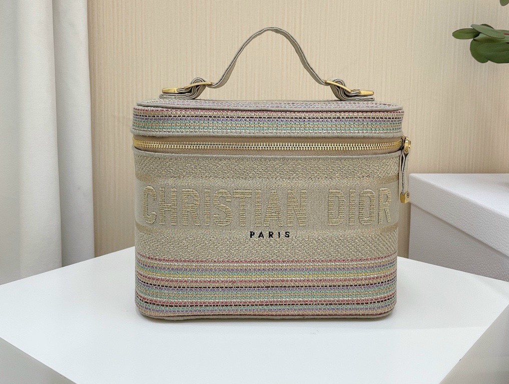Túi xách Christian Dior Paris giá bao nhiêu mới nhất?