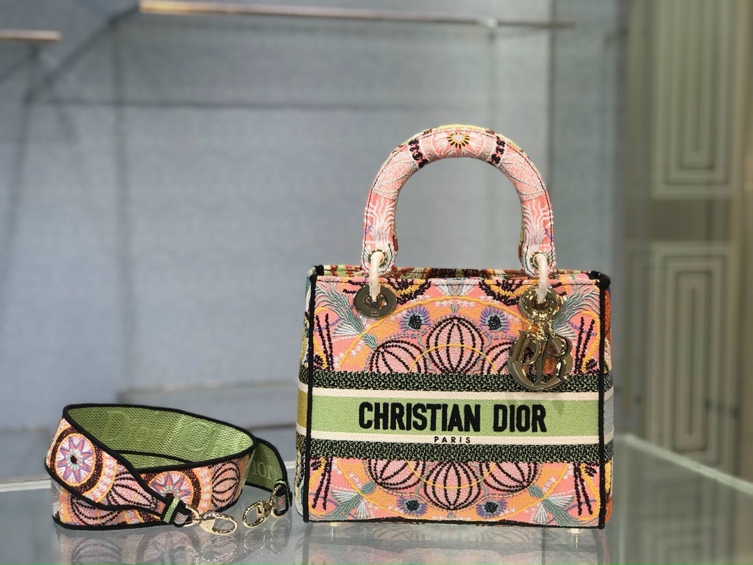 Cập nhật giá của túi Lady Dior mới nhất thị trường